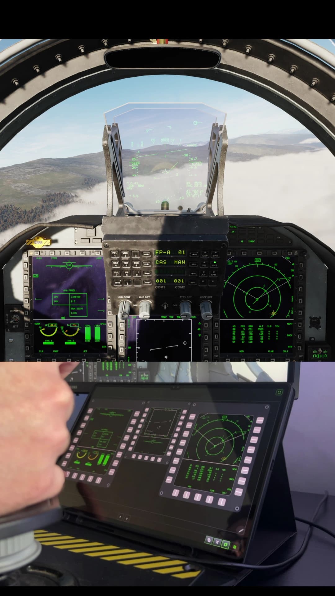 DCS: displays da aeronave no tablet durante uma sessão de demonstração. Quadro do vídeo original; não é uma captura do X-Plane.