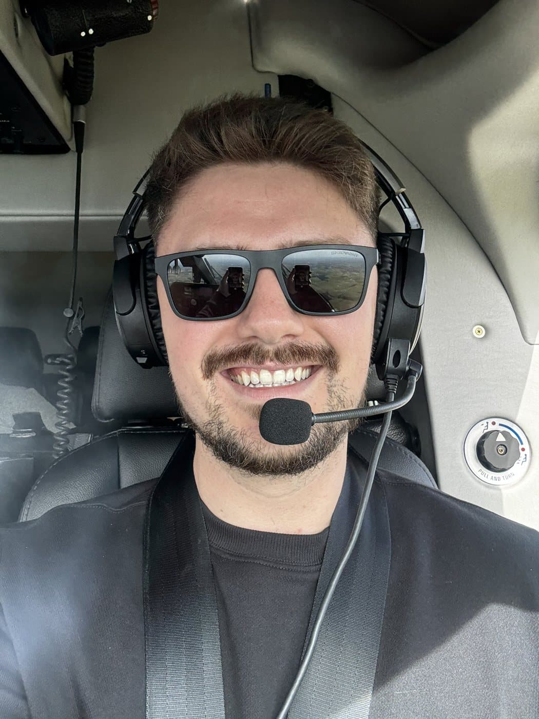 Gilberto Ehlke, fundador do Astarojna, junto a um helicóptero
